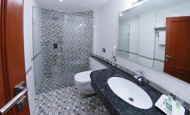 جناح بسرير كوين، Metro Grand Hotel 3/3