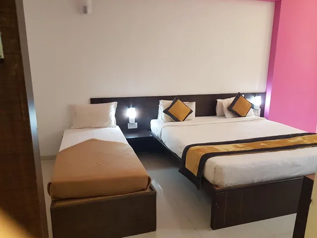غرفة ديلوكس ثلاثية بسرير كينج وسرير فردي، Hotel Golden View 1/2