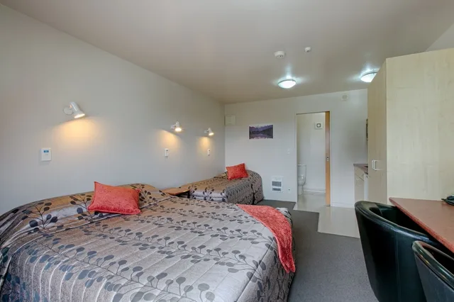 Studio, Triple, Twin Beds, 1 Queen and 1 Single Bed, Bella Vista Motel Hokitika 2/10