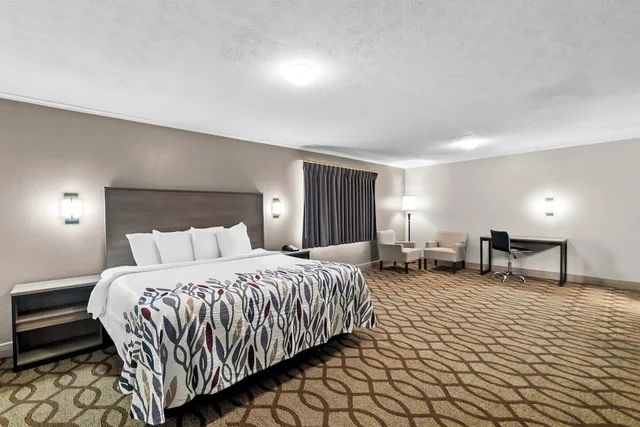 جناح بسرير كينج بغرفتي نوم مع أريكة بحوض جاكوزي، Red Roof Inn Lexington - Hamburg 2/5
