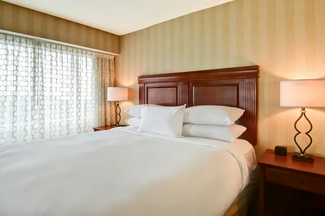 جناح بسرير كينج بغرفتين، DoubleTree Fallsview Resort & Spa by Hilton - Niagara Falls 1/3