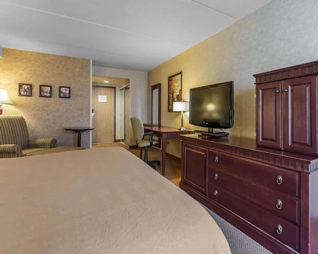 غرفة بسرير كينج، Quality Inn & Suites Bay Front 4/4