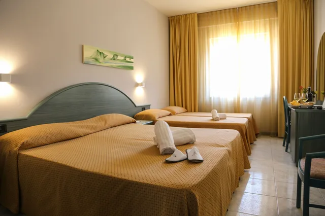 غرفة كلاسيكية رباعية بسرير مزدوج وسريرين منفصلين، Riviera Castelsardo Hotel 6/10