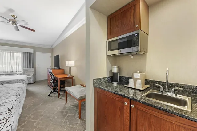 غرفة قياسية بسريرين كوين بإطلالة على الجبل، Best Western Plus Silver Saddle Inn 8/8