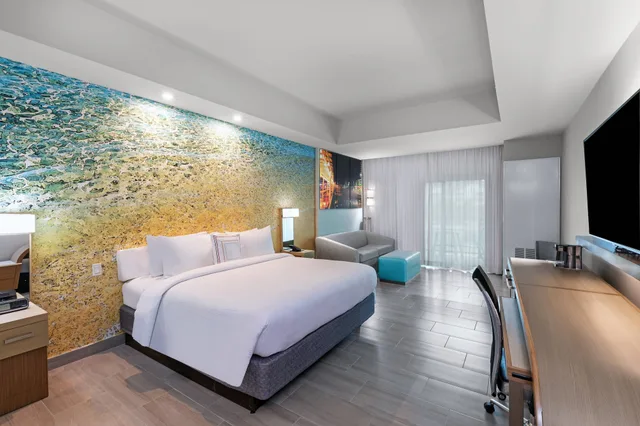 غرفة بسرير كينج بشرفة مع أريكة، Courtyard by Marriott South Padre Island 1/10