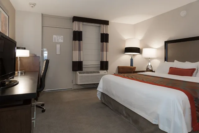 غرفة بسرير كوين لذوي الإعاقة، Ramada by Wyndham Boston 1/5
