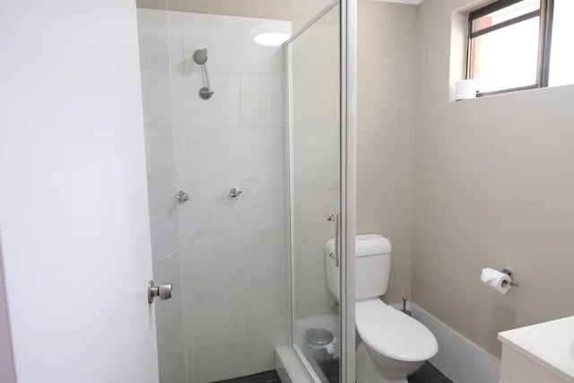 غرفة متصلة بسريرين منفصلين وسريرين كوين في الطابق الأرضي، Sapphire Palms Motel 5/7