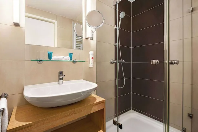 غرفة قياسية بسريرين منفصلين بمطبخ صغير، Wyndham Garden Munich Messe 6/7