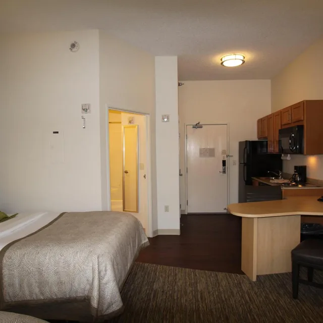غرفة بسرير كوين مع أريكة لذوي الإعاقة، Candlewood Suites Fargo N Dakota State University 3/8