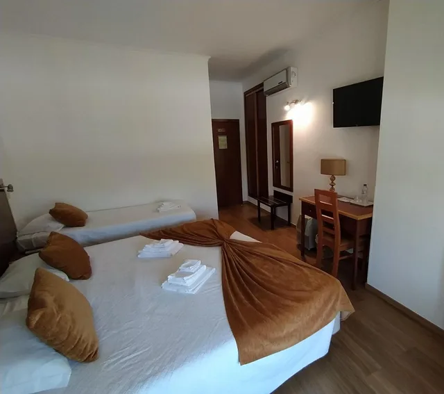 غرفة بسرير مزدوج أو سريرين منفصلين مع سرير إضافي، HOTEL LOURO 1/6