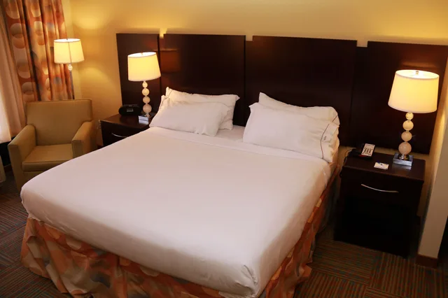 جناح بسرير كينج بمنطقة جلوس، Holiday Inn Express Hotel And Suites Perry 4/6