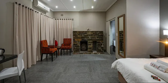 غرفة بسريرين منفصلين بحمام خاص، Calvinia Hotel by Country Hotels 6/7