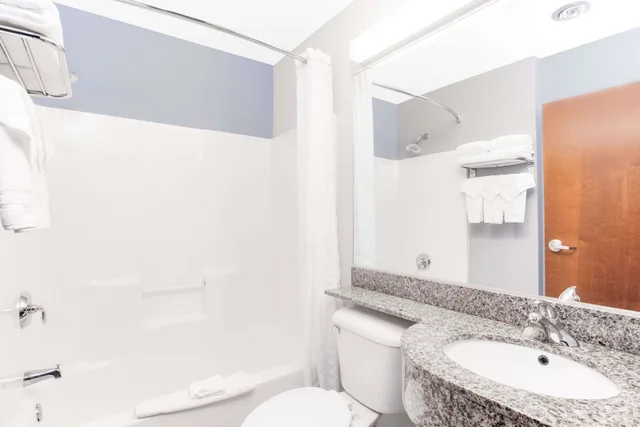 Suite, Queen Bed, Microtel Inn & Suites by Wyndham Bath 2/2