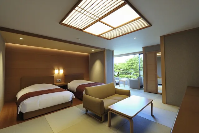 غرفة يابانية بسريرين منفصلين بإطلالة بحوض استحمام، Jodogahama Park Hotel 1/2