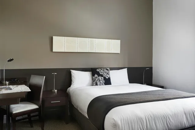 غرفة قياسية بسرير كوين، Vulcan Hotel 2/5