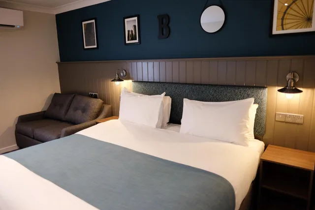 غرفة ديلوكس بسرير كينج، Almondsbury Interchange Hotel 2/4