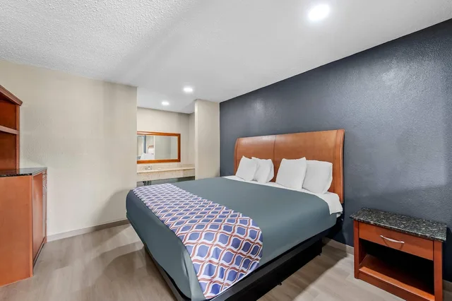 غرفة قياسية بسرير كينج، Rodeway Inn & Suites Jefferson 1/4