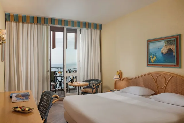 غرفة ديلوكس بسرير كوين، UNAHOTELS Capotaormina 1/4