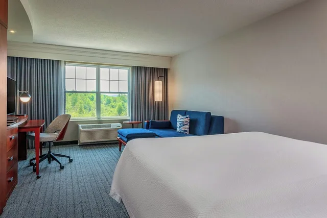 غرفة بسرير كينج مع أريكة لذوي الإعاقة، Courtyard By Marriott Hadley Amherst 1/5
