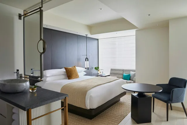 غرفة بريميوم بسرير كينج بمنطقة جلوس في طابق مرتفع، Kimpton Shinjuku Tokyo 1/4