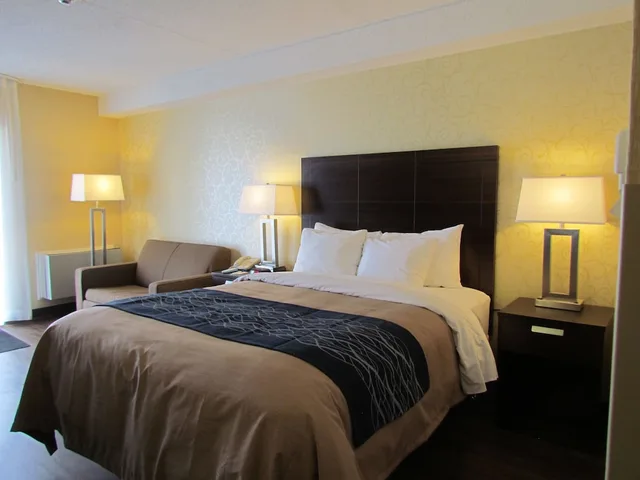 غرفة كومفورت بسرير كوين مع أريكة، Comfort Inn Trois-Rivieres 1/9
