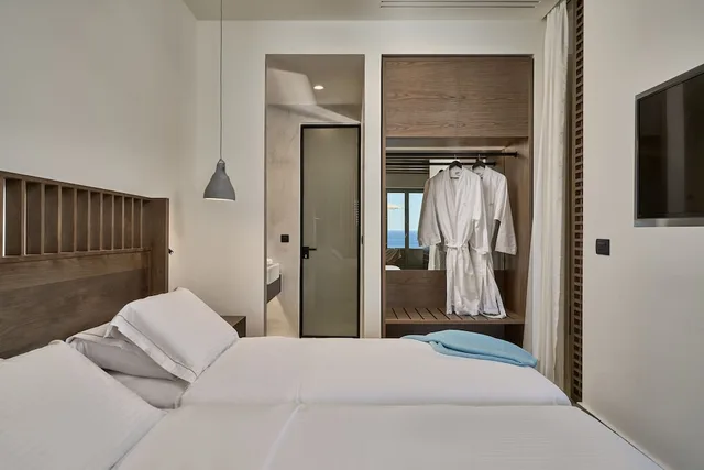 3 Bedrooms, Elite, Suite, 1 King and 2 Queen Beds, Outdoor Jetted Tub, Private Pool، Ios Grand Pool Suites 2/7