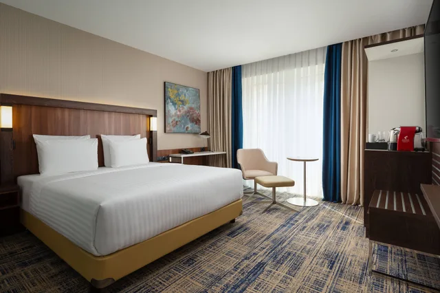 جناح جونيور بسرير كينج بغرفة نوم واحدة مع أريكة، Courtyard by Marriott Tashkent 4/10