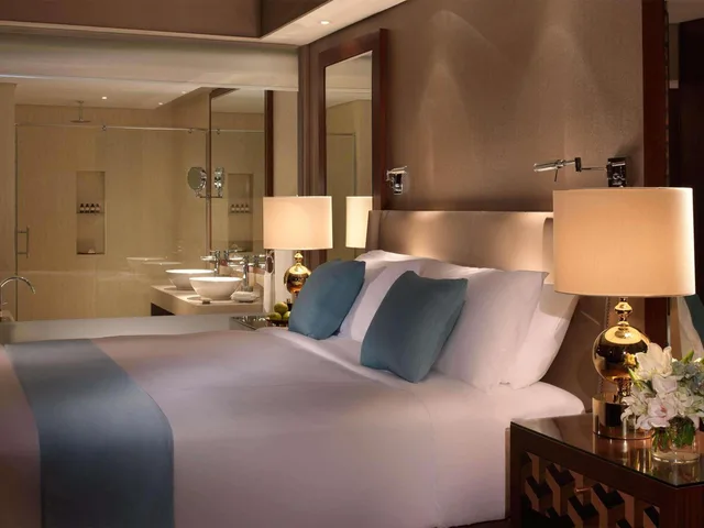 غرفة ديلوكس بسريرين منفصلين وسرير كينج بإطلالة على البحر، Fairmont Ajman 1/2