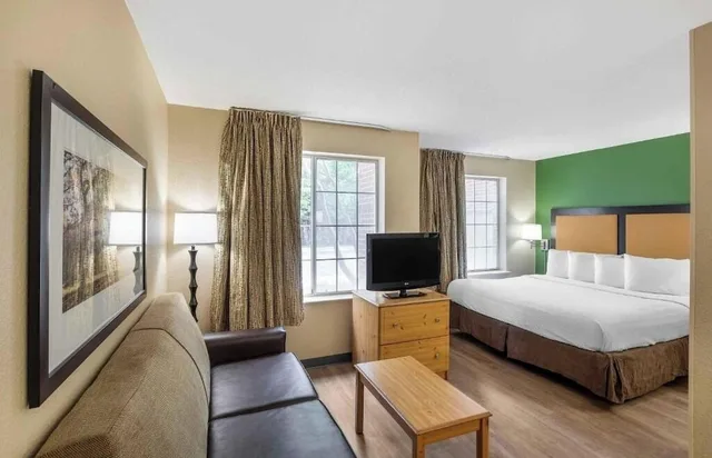 Room, Queen Bed, Kitchen, Studio 6 Extended Stay Milwaukee Brookfield WI 5/10
