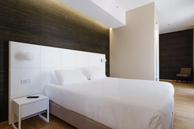 جناح جونيور بسرير كوين، Boston Hotel Bari 2/9