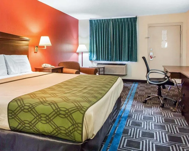 غرفة قياسية بسرير كينج، Econo Lodge Lanett, AL 2/3