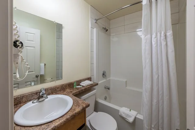 Room, 2 Queen Beds, Courtyard View, Pool Side، Sahara Courtyard Inn Penticton 6/7