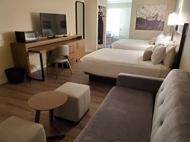 غرفة ديلوكس بسريرين كوين مع أريكة، Wyndham Garden San Diego near SeaWorld 4/6
