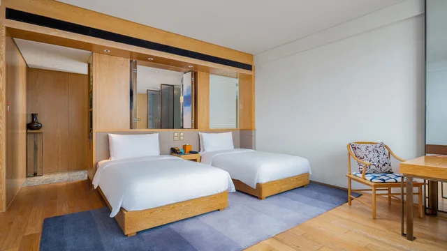 غرفة قياسية بسريرين مزدوجين بإطلالة على البحيرة، HOTEL INDIGO DALI ERHAI 7/8
