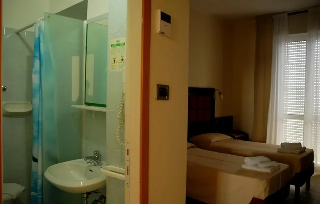 غرفة بسرير مزدوج بشرفة، Hotel Arno Rimini 8/8