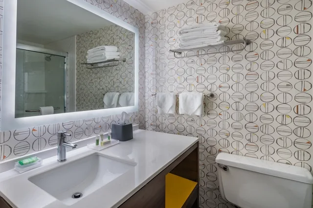 غرفة قياسية بسريرين منفصلين، Holiday Inn Suites Pittsfield Berkshires 3/4