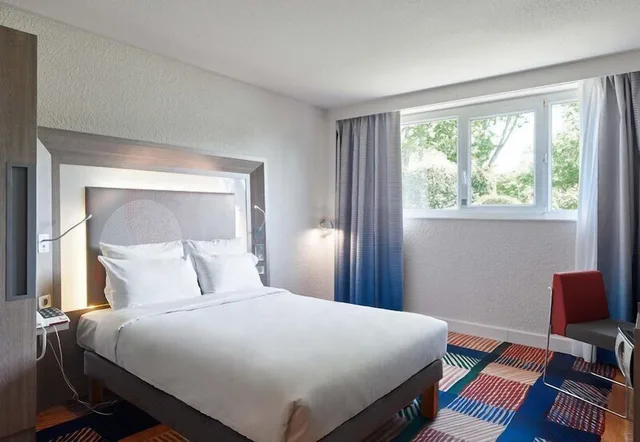 Room, Double Bed, B&B Hotel Cergy Port 4 Stars 1/3