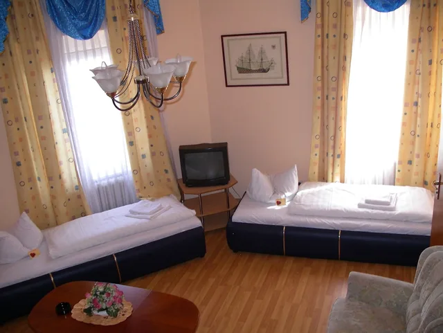 غرفة ثلاثية بسرير مزدوج وسرير فردي، Garni Djaran Hotel 2/2