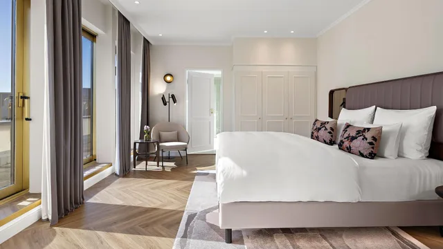 جناح بشرفة، Hotel Bristol Berlin 1/7