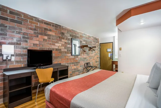 غرفة قياسية بسرير كينج، Motel6 Madison, WI - East 2/10