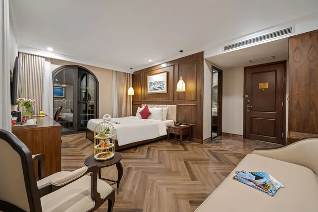 جناح بسرير كينج بإطلالة جزئية على البحر بحوض استحمام، Golden Lotus Luxury Hotel Da Nang 9/10