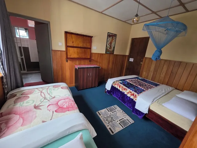 غرفة قياسية ثلاثية بسرير كوين وسرير فردي، Carnation Rest 1/1