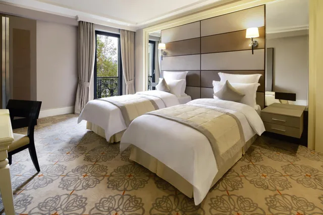 غرفة عائلية بسرير كينج وسريرين منفصلين، Ambassadori Hotel Tbilisi 1/2