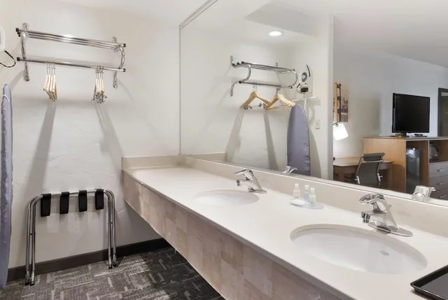 غرفة خارجية بسرير كوين لذوي الإعاقة، Clarion Hotel Concord/Walnut Creek 9/10