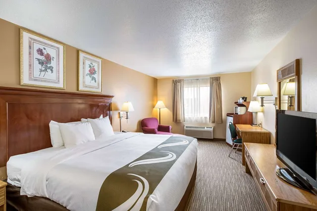 غرفة بسرير كينج، Quality Inn Storm Lake 1/3