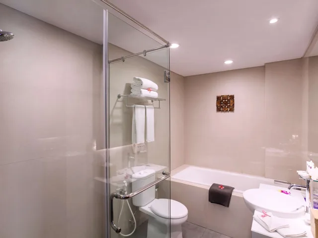 Premium, Deluxe, King Bed, Grand Mercure Yogyakarta Adi Sucipto 5/6
