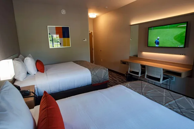 Room, 2 Queen Beds, Microtel Inn & Suites by Wyndham Amsterdam 2/4
