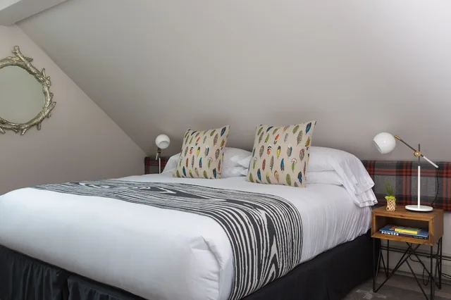 جناح بسريرين منفصلين وسريرين كينج، Field Guide Lodge 2/3
