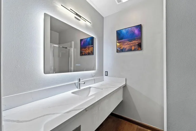 كوخ بسرير كينج بحوض جاكوزي بمطبخ صغير، Soap Lake Resort, a Dazzler Select by Wyndham 3/3