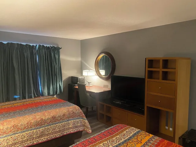 غرفة بسريرين مزدوجين، Surrey Inn Hotel 5/5